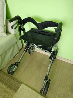 Čtyřkolové chodítko / sedátko pro seniory
