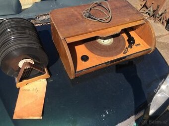 Gramofon r.v. 1956 (chlebnik) + stojan s deskami