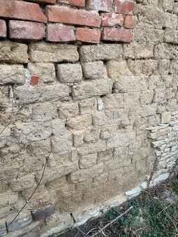 Cihly vepřovice / kotovice a hlína ze spár z dřevěnice