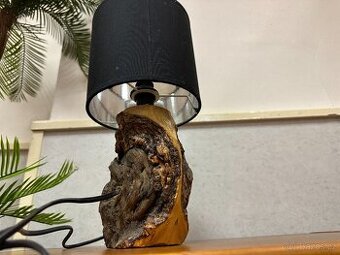 Lampička z kořenového dřeva.