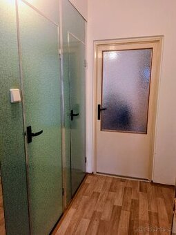 Panelákové dveře, umakartové jádro, retro světla apod.