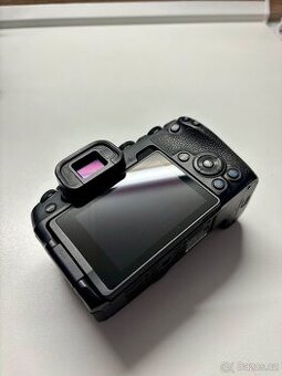 Canon EOS RP /full-frame, skvělý stav, 4 baterky + nabíječka