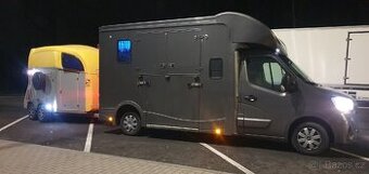 Přepravník pro dva koně a pět osob