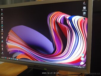 PC s win10, monitor, klávesnice, myš, tiskárna a skener.