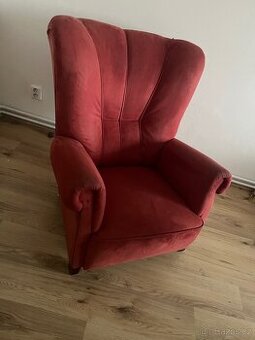 Čalouněné křeslo vínové barvy