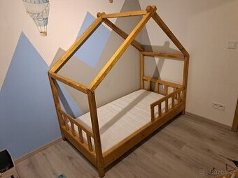 Nová dětská postýlka - domeček