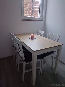 Nový jídelní stůl se židlemi