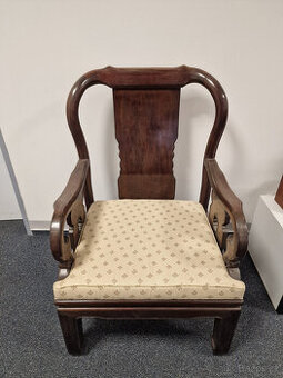 Masivní dřevěné křeslo – stabilní a reprezentativní kus