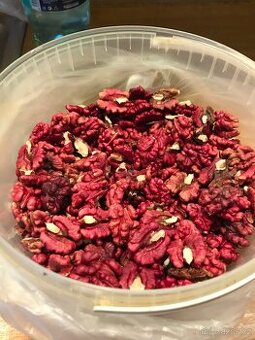 Červené vlašské ořechy nevyloupané