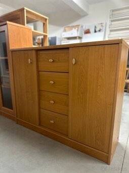 Komoda se zásuvkami a skříňkami – světlé dřevo