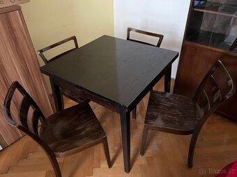 Historický jídelní stůl se židlemi