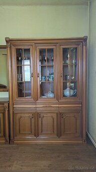 Krásná designová prosklená vitrína