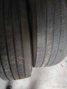 2 přední pneu 315/70R22,5