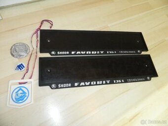 Prodám dobové podklady spz na Škoda Favorit,3x plaketu.