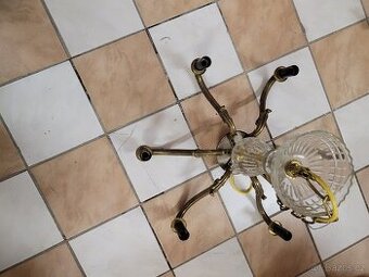 staré mosazné lustry