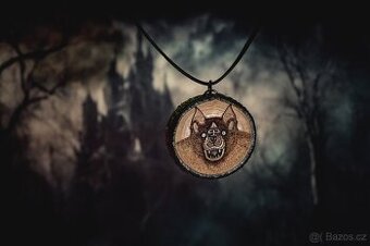 Vampýr - jabloňový řez s pyrografií - 1