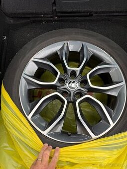 Prodám org.kola na Škoda karoq,kodiaq 5x112r19 et45.Pneu Bri