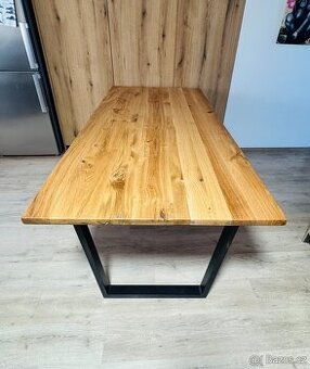 JÍDELNÍ DUBOVÝ STŮL S ČERNOU KOVOVOU KONSTRUKCÍ