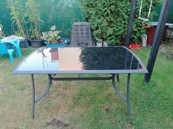 Stůl na zahradu