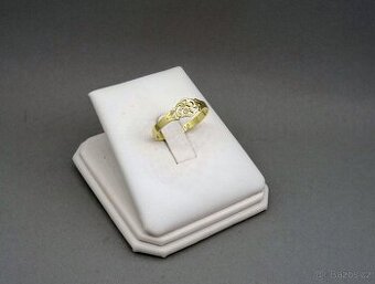 Decentní zlatý prstýnek