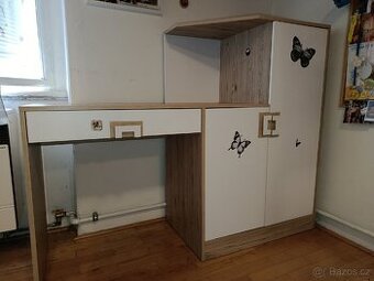 Psací stůl s komodou.