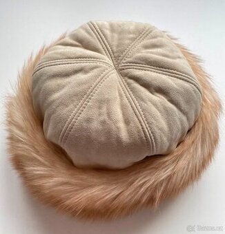 Zimní čepice s lemem