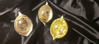 Mix starých vánočních ozdob.