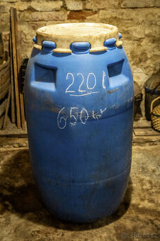 Prodám plastový sud 220 litrů