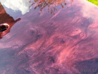 Krásný dřevěný stolek s epoxidovou deskou