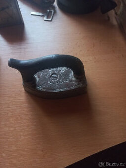 Stará litinová žehlička