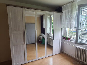 Velká šatní skřín.