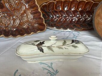 Porcelánová dóza z dámské toaletní soupravy