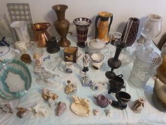 Sbírka porcelánových a skleněných figurek, váz