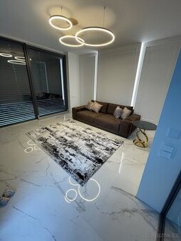 Luxusní hnědá pohovka se zlatými doplňky – jako nová