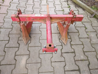 Nosič hrobkovacích radliček + masivní ocelolitinové radličky