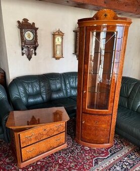 Rohová prosklená vitrína s komodou z masivu,6143