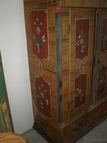 pěkná původní dvoudveřová malovaná skříň se zásuvkou