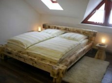 Mohutná celomasivní postel ve velikosti 180 x 200 cm