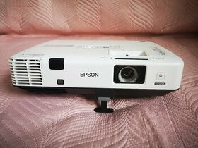 Projektor EPSON EB-1945W ideální stav HDMI, WiFi, Lamp 321h - 1