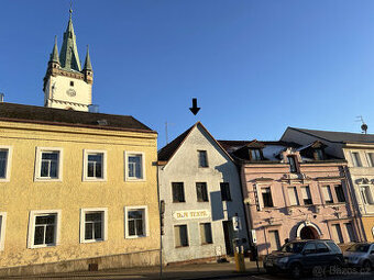 Rodinný dům s komerčním prostorem v přízemí, cca 320m2