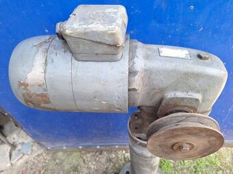 Elektromotor s převodovkou