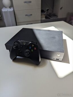 Xbox One X 1TB + ovladač + kabely + krabice