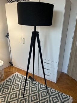Stojací lampa na třech nohách