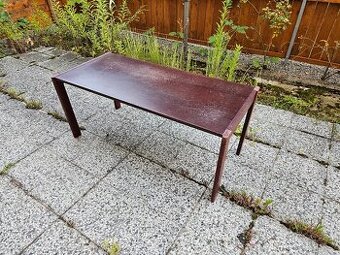 Dřevěný konferenční stolek