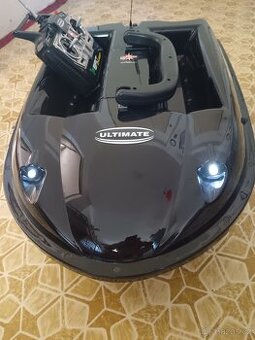 Zavážecí, zakrmovací lodička Ultimate Baitcruiser.