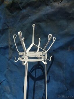 Věšák na kabáty , čepice a deštniky .