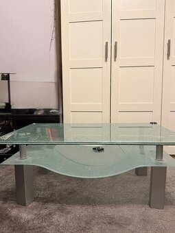 Skleněný konferenční stolek