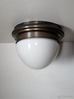 mosazný starý lustr stropnice lampa, bílé stínidlo