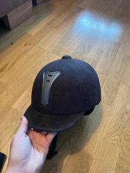 Černá jezdecká helma wembely 55cm