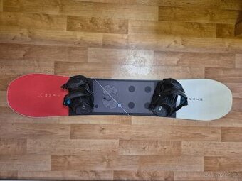 Snowboard Nitro Future 142 cm + vázání Flow